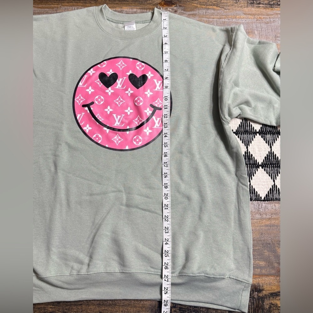 Hanes sage Green Sweatshirt with Pink design Smiley - Picture 7 of 7